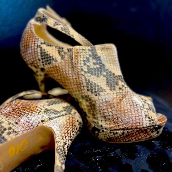 🤎🤎EUC- DOLLHOUSE VERDICT 107 METALLIC SNAKESKIN HEELS SZ 10🤎🤎 - Picture 5 of 16